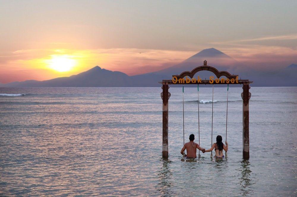 5 Pantai Indonesia ini Punya Ayunan Cinta, Instagram-able Banget!