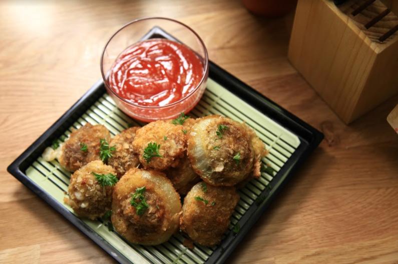 Semuanya Bakal Betah Kalau Kamu Bikin Cheeseburger Onion Ring Ini di Rumah!