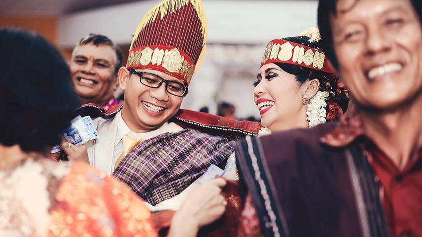 Tata Cara Melamar Gadis Batak, Ribet Tapi Worth It Kok!