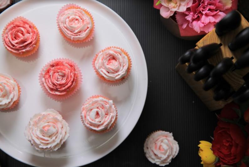 Sajikan Kue Cupcake Rose yang Lucu Ini Buat Nemenin Hari Valentine Kamu