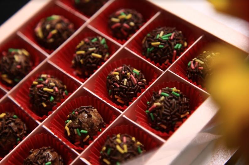 Berkesan! Beri Si Doi Kejutan dengan Bola-bola Cokelat Bikinanmu Sendiri