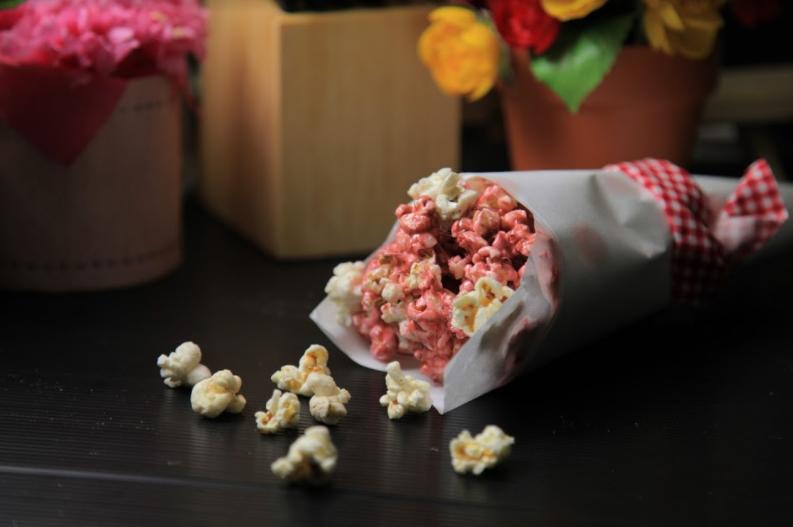 Nonton Film Kesayangan Sama Si Doi Lebih Romantis Kalau Ada Pinky Popcorn Ini