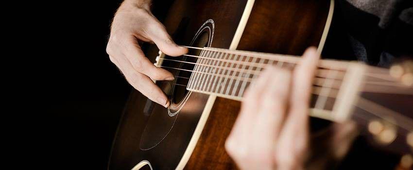 6 Soloist Akustik K-Pop yang Wajib Kamu Dengar!