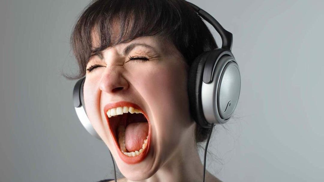 Kamu yang Pakai Headphone Setiap Hari Wajib Baca Ini Demi Keselamatan Hidupmu