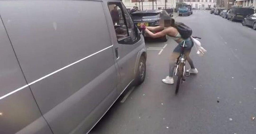Tak Terima dengan Catcalling, Wanita Ini Rusak Spion Sang Pengemudi