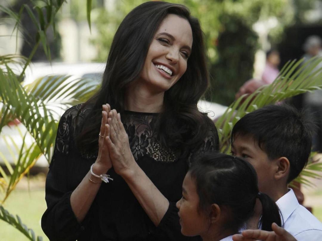 Angelina Jolie Kepergok Makan Tarantula Bersama Anak-anaknya