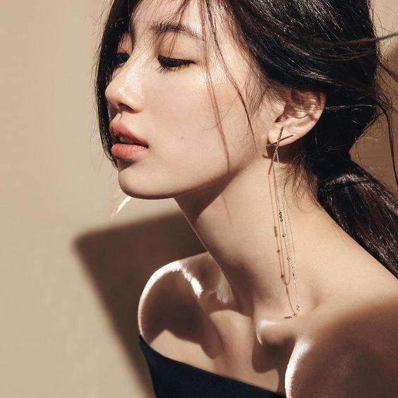 Casual dan Simple, 15 Gaya Fashion Ala Bae Suzy yang Bisa Kamu Tiru