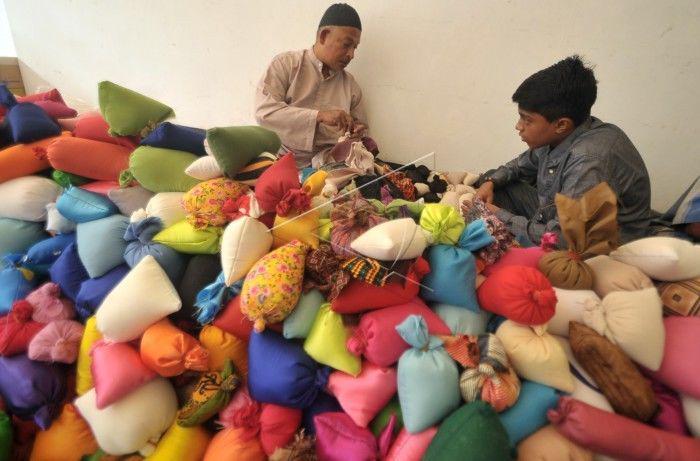 Tradisi 'Serak Gulo' Hanya Ada di 3 Negara. Di Indonesia Cuma Ada di Padang!