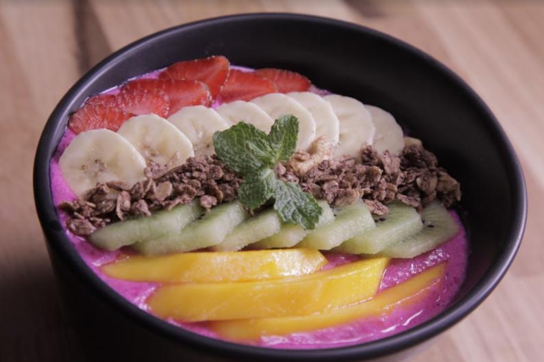 Sarapan Segar Bernutrisi Pakai Resep Smoothie Bowl Kekinian Ini, Yuk!