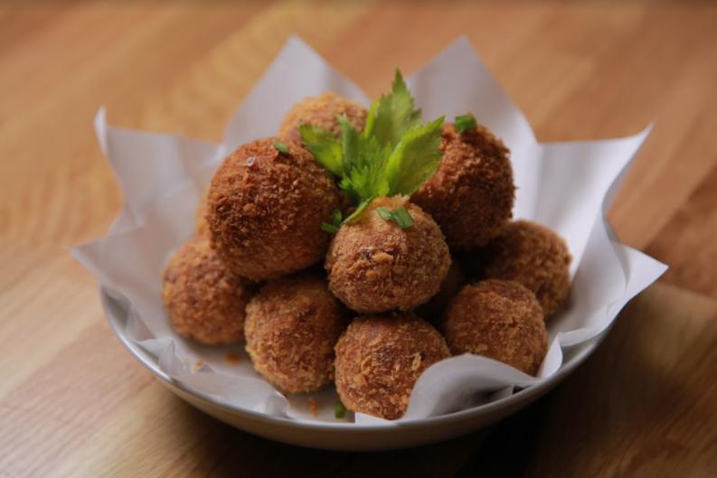 Seru! Makan Jadi Gak Biasa Pakai Resep Bola Bola Nasi Keju Ini!
