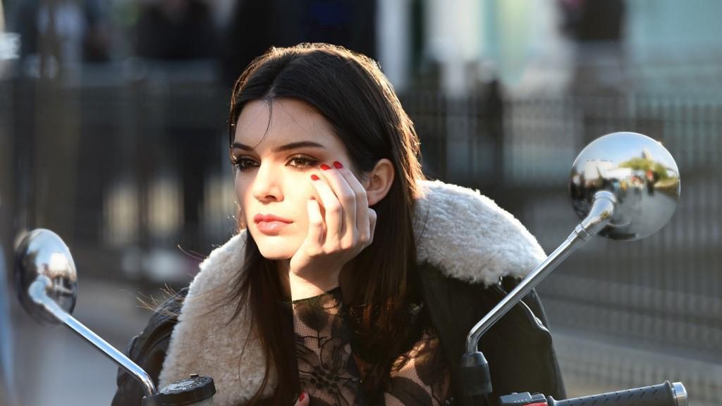 12 Ekspresi Wajah yang Pasti Kamu Keluarkan Saat Mengalami 12 Momen Awkward Ini