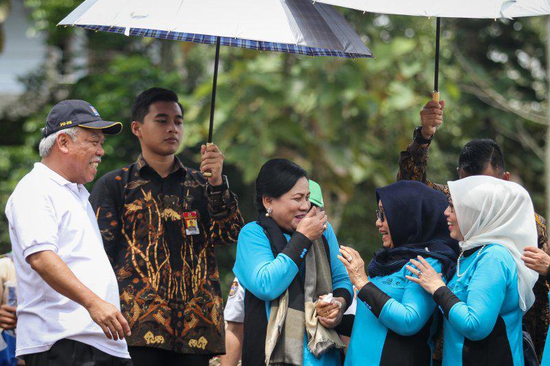 Benarkah Ibu Negara Mendapat Kalung Berlian dari Raja Salman?
