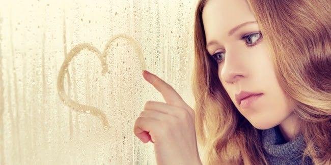 3 Ciri Orang yang Belum Bisa Move On Paling Kentara