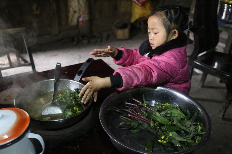 Gadis Cilik Ini yang Merawat Neneknya Sendirian, Setelah Sang Ayah Dipenjara dan Ibu Menikah Lagi