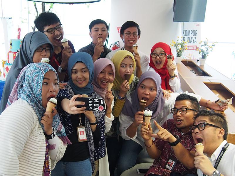Seru Banget! Karyawan Kantor Ini Rayakan Ulang Tahun Sambil Makan Ice Cream dan Video Call