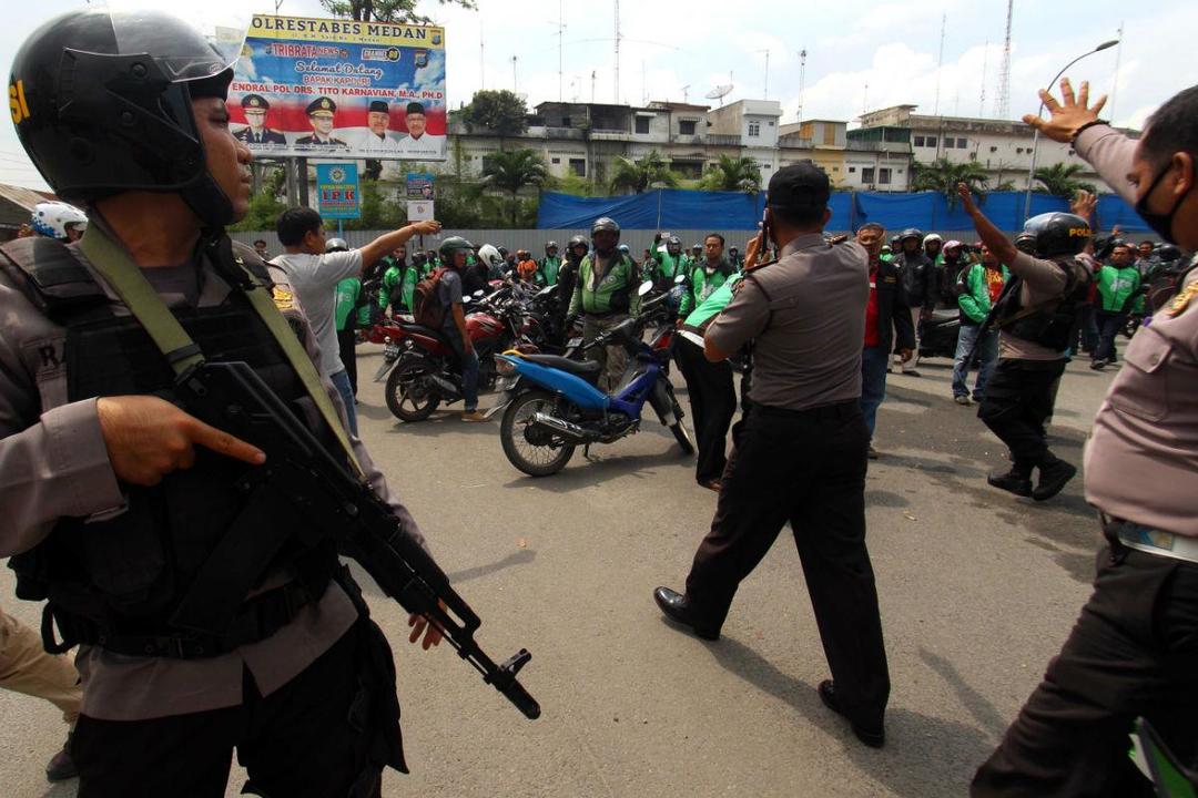 Semakin Memanas, Angkot dan Transportasi Online Bentrok di Berbagai Daerah