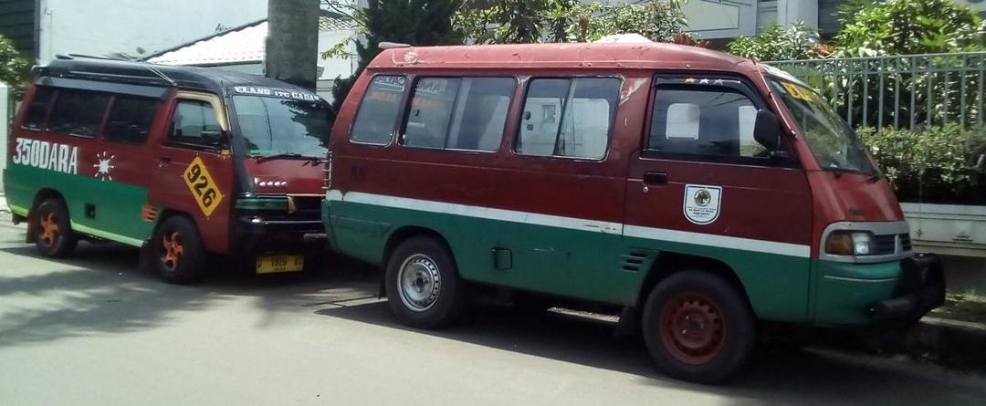 Angkot Mogok, Polisi 'Angkut' Penumpang
