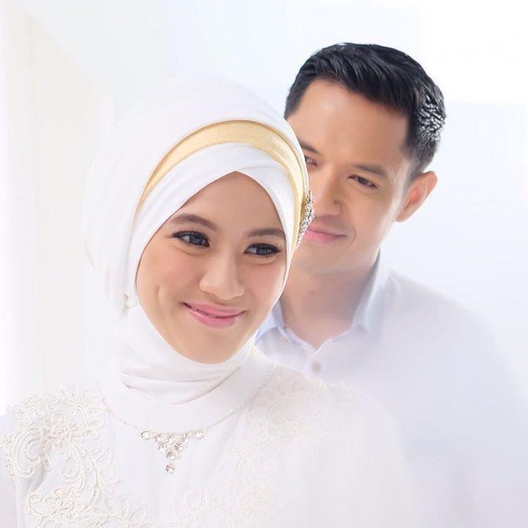 15 Potret Keluarga Kecil Dude Harlino ini Adorable Banget
