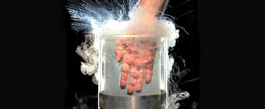 Ajaib, Ini yang Akan Terjadi Jika Nitrogen Cair Nempel dengan Tangan!