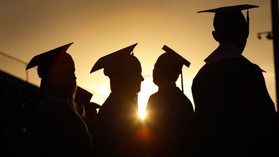 Galau ala Fresh Graduate, Bekerja atau Lanjut S2? 5 Hal Ini Bisa Jadi Pertimbanganmu