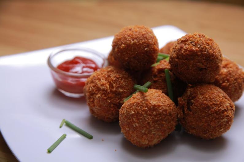 Makin Betah Nongkrong Pastinya Sama Cheese Potato Ball Ini!