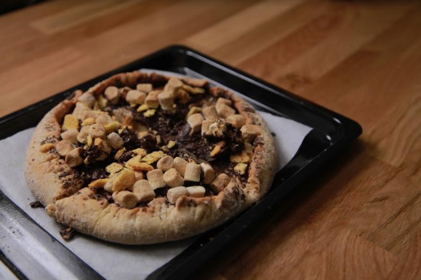 Siapapun Bisa Bikin Sendiri S'more Pizza yang Gampang Banget Ini!