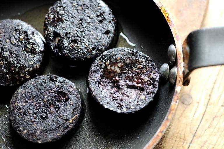 Bukan Gosong, Bahan Makanan Berwarna Hitam Ini Benar-benar Ada dan Menyehatkan