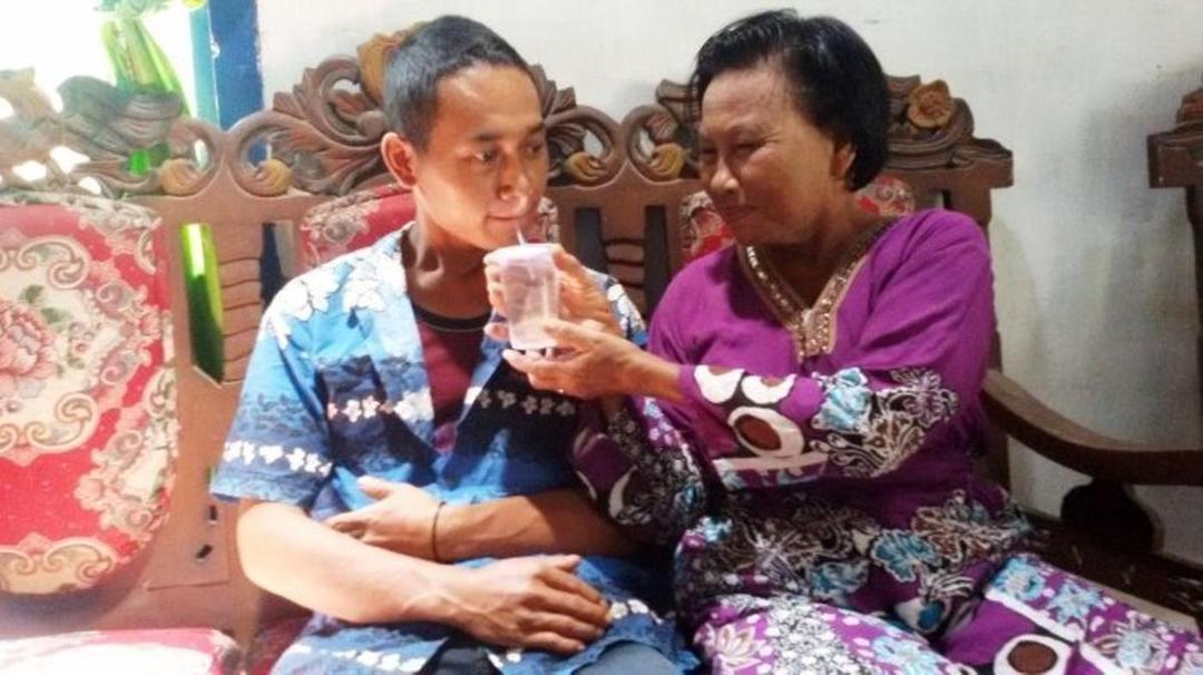 Iba Kemudian Jatuh Cinta, Pemuda 24 Tahun Ini Nikahi Seorang Nenek