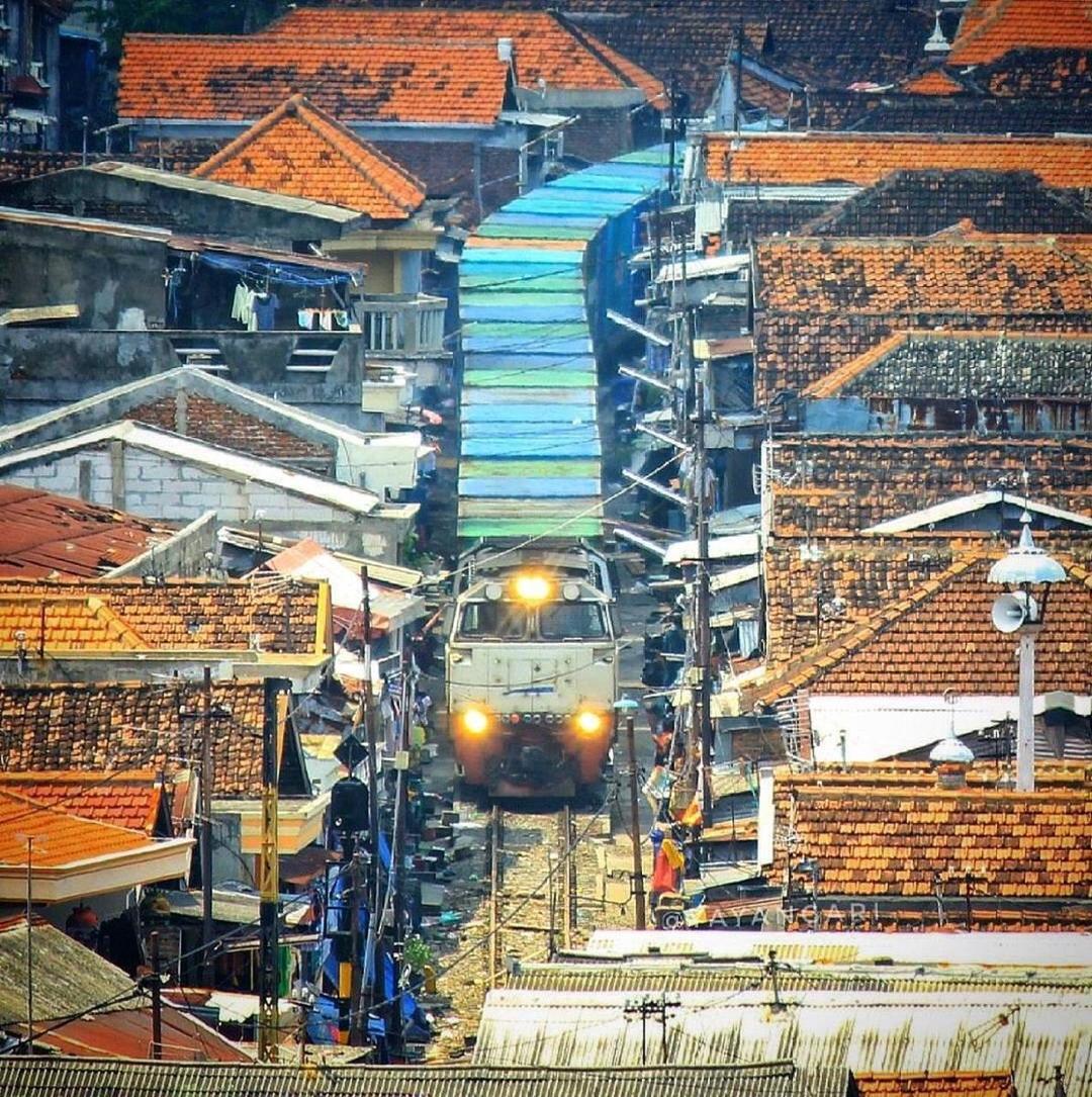 PARADE FOTO: 7 Lintasan Kereta Api di Indonesia Ini Bikin Merinding