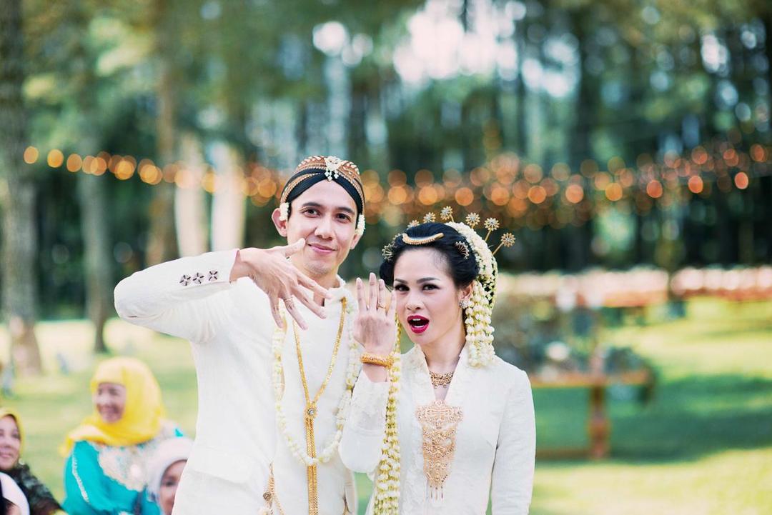 Jodoh Gak Kemana, 7 Pasangan Artis Ini Jatuh Cinta dari Pertemuan yang Tak Terduga