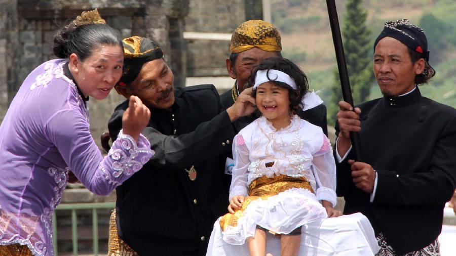 Tradisi Potong Rambut Paling Aneh di Dunia, Berani Coba?