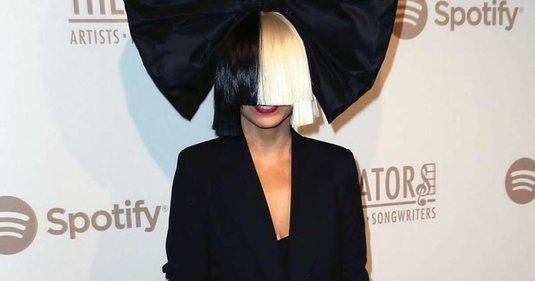 Tampil Tanpa Wig, Sia Membuat Kaget dengan Penampilan Natural