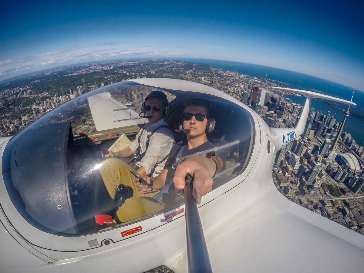 Mati Gaya di Pesawat Bisa Ditepis dengan 8 Kegiatan Konyol Ini