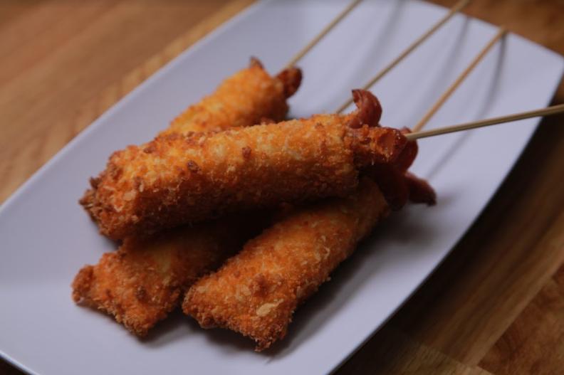 Seriusan! Stick Sosis Keju yang Gak Ada Matinya Ini Gampang Banget Bikinnya!