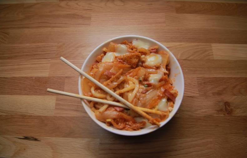 Penggemar Kimchi Udon Gak Boleh Ketinggalan Resep yang Satu Ini!