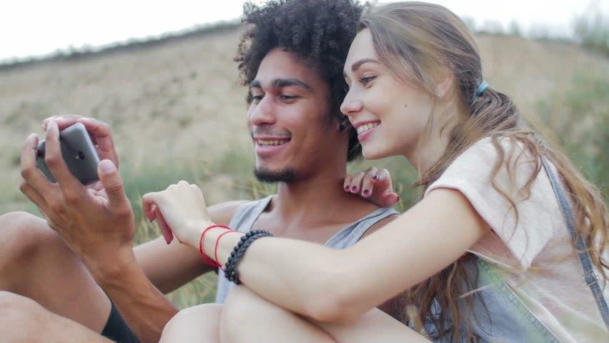 6 Kebiasaan yang Bikin Hubunganmu dengan Pasangan Tetap Stabil