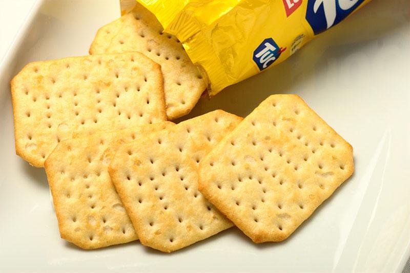 Inilah Alasan Mengapa Biskuit Cracker Itu Berlubang-lubang!