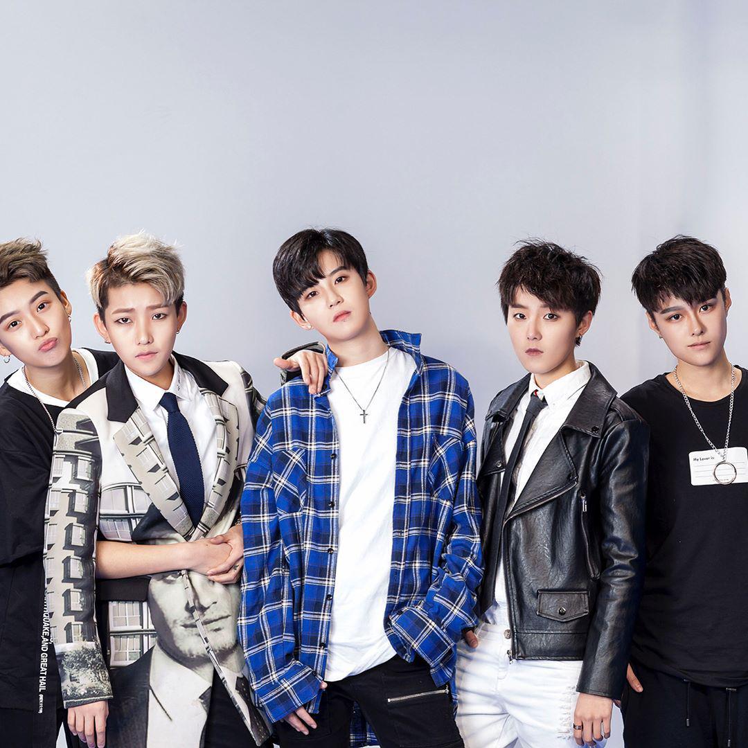 Terlihat Maskulin, Para Anggota "Boyband" Ini Sebenarnya Perempuan