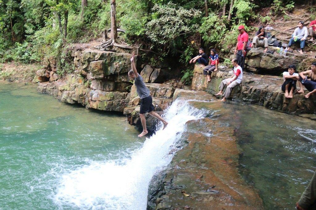 Akar Pohon Mengeluarkan Air Terjun Mungil di Hutan 'Perawan' Kota Batam