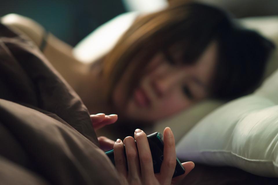 Jangan Main Smartphone Sebelum Tidur, kalau Gak Mau Ini Terjadi Padamu
