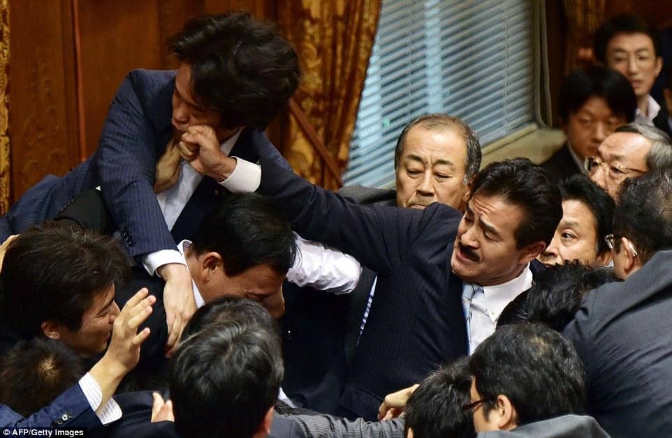 10 Negara Ini Anggota Parlemennya Juga "Jago Berantem" di Ruang Sidang