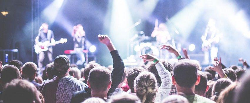 Inilah 7 Sifat Asli Teman yang Baru Akan Muncul Setelah Menonton Konser