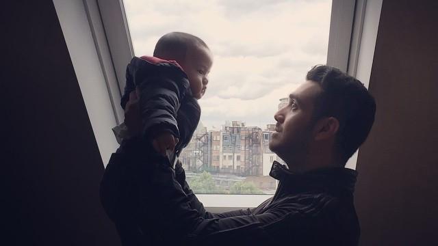 10 Momen Manis Fachri Albar dan Anaknya, Papa Idaman Banget Gak Sih?