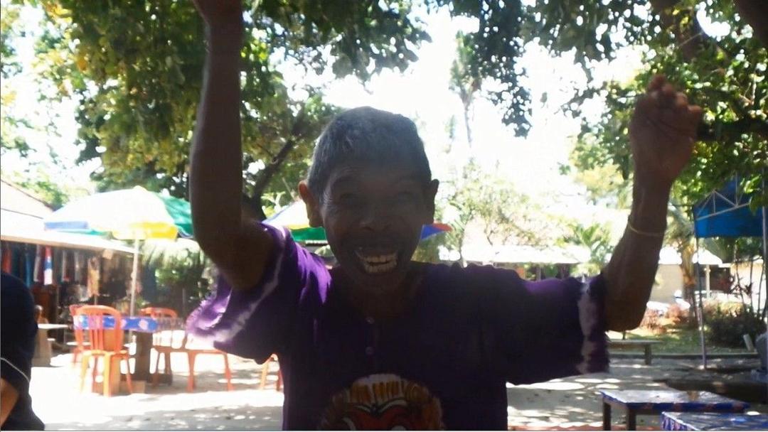 Pria Ini Jadi Sosok Fenomenal di Bali, 8 Aksi Kocaknya Bikin Ia Jadi Model Video Klip