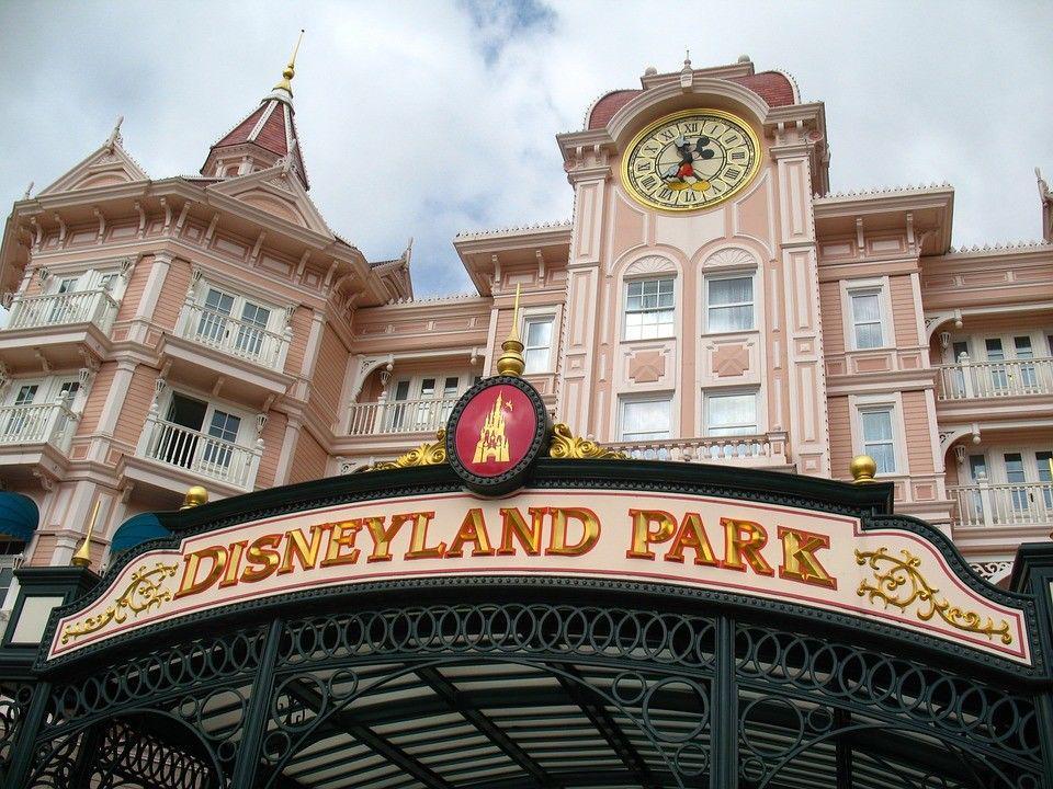 9 Hal Ini yang Akan Terjadi Seandainya Disneyland Benar-Benar Ada di Indonesia