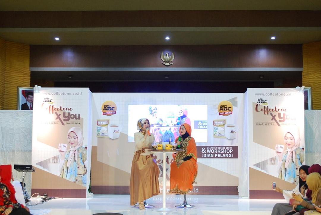 Dian Pelangi Bagikan Tips Sukses di Dunia Fashion Hijab dalam Roadshow Coffeetone X YOU