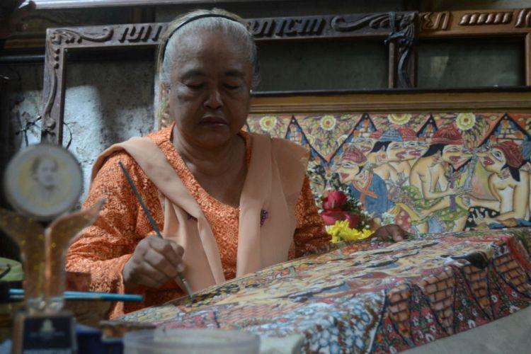 Hermin Istiariningsih: Perempuan Maestro Wayang Beber Satu-satunya di Indonesia