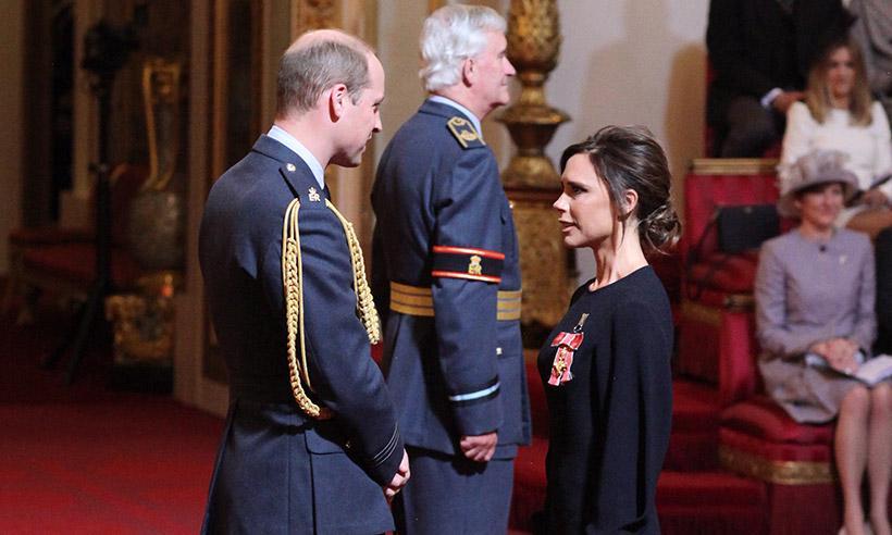 Berkat Ketekunannya dalam Dunia Fashion, Victoria Beckham Mendapat Penghargaan OBE dari Pangeran William