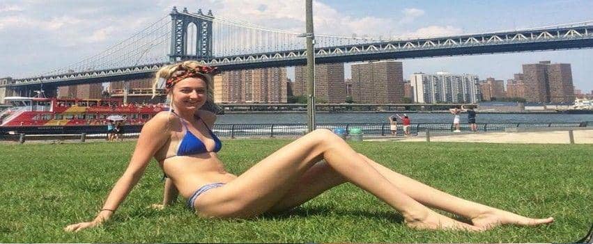 VIDEO: Mengenal Holly Burt, Pemilik Kaki Terpanjang 127 Cm di Amerika