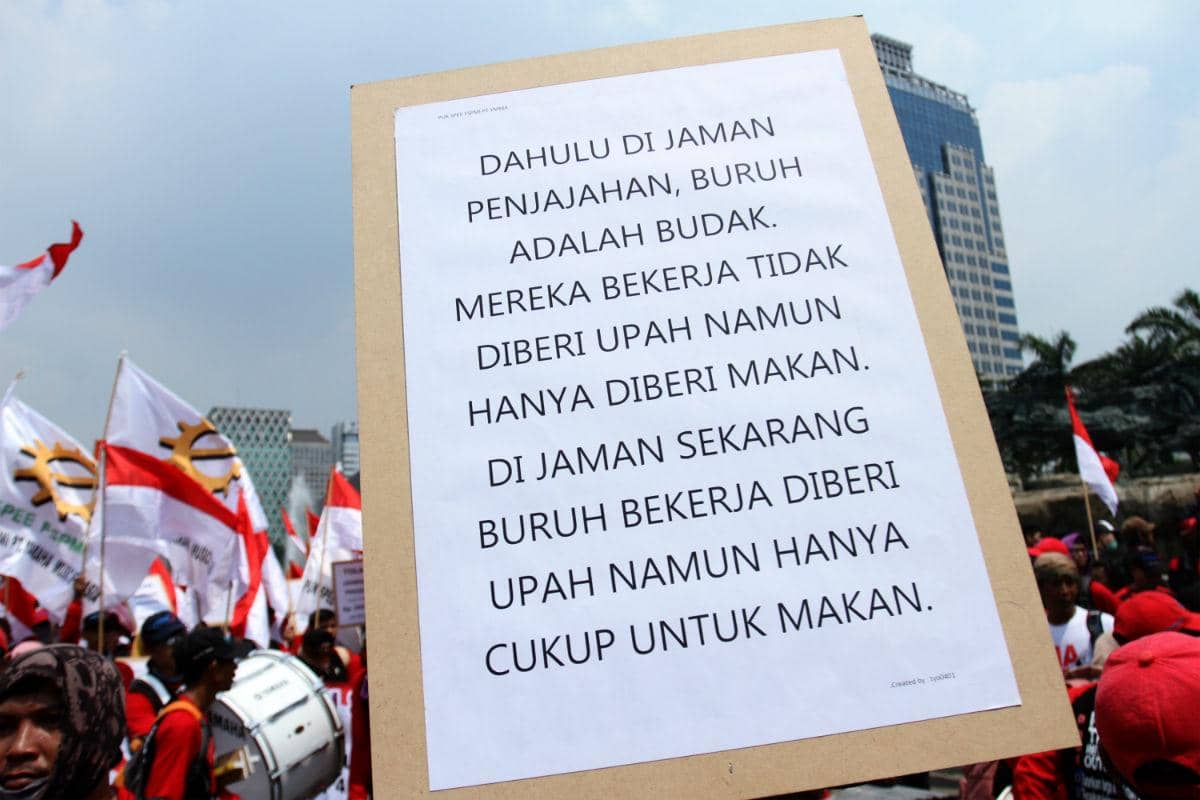Kecewa UMP Naik Rp22 Ribu, Ratusan Buruh Geruduk Grahadi Hari Ini
